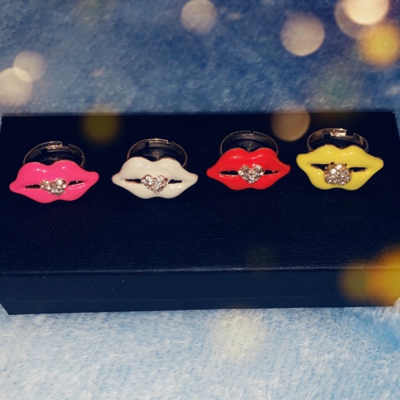 NEW 👄 4 Adorable Matching Kissable Bling Lips Pendant Rings gold, adjustable - Picture 4 of 5